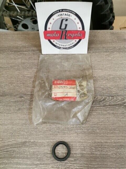 NOS SUZUKI MT50 RV90 1974 - 1977 OIL SEAL 22.2X30X5 09283-22010 S37