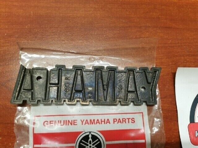 NOS Yamaha FUEL TANK EMBLEM (DAMAGED) 3G1-24162-00-00 SUB 4G7-24161-00-00 Y121