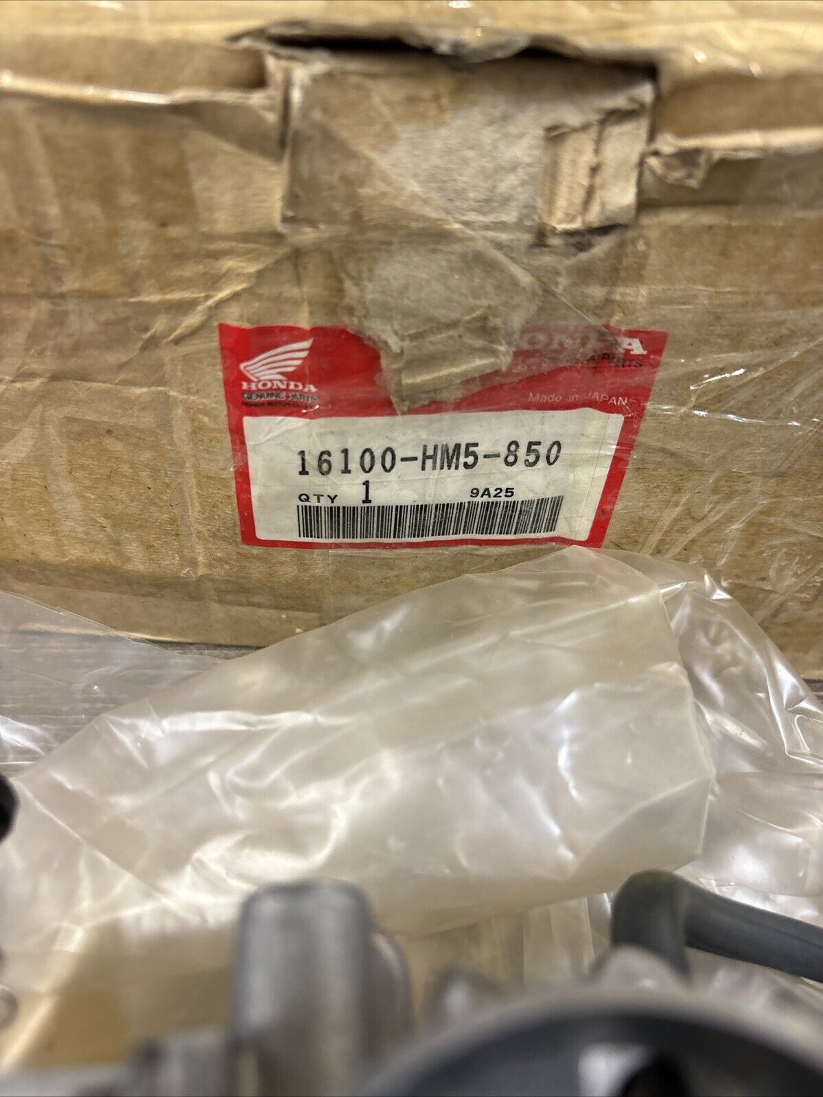 NOS Honda 1996 - 2000 TRX300 TRX300FW CARBURETOR 16100-HM5-850 H119