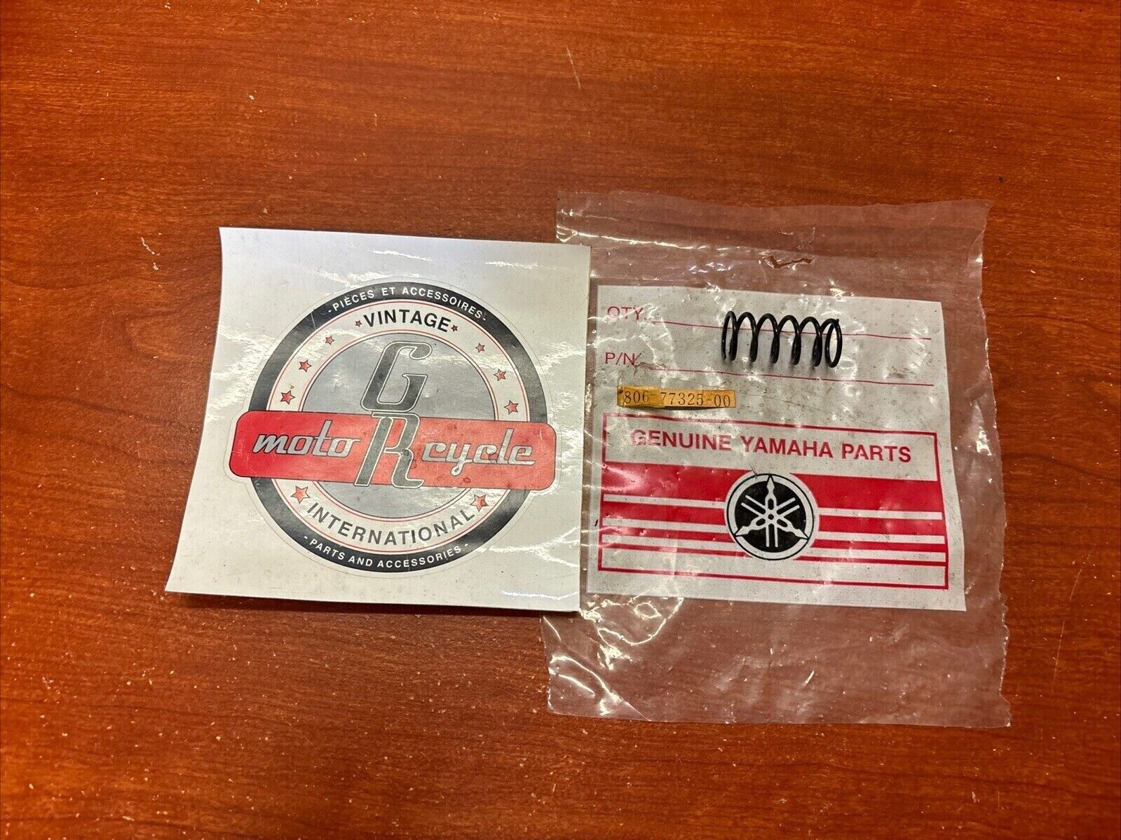 NOS Yamaha SPRING 806-77325-00-00 Y177
