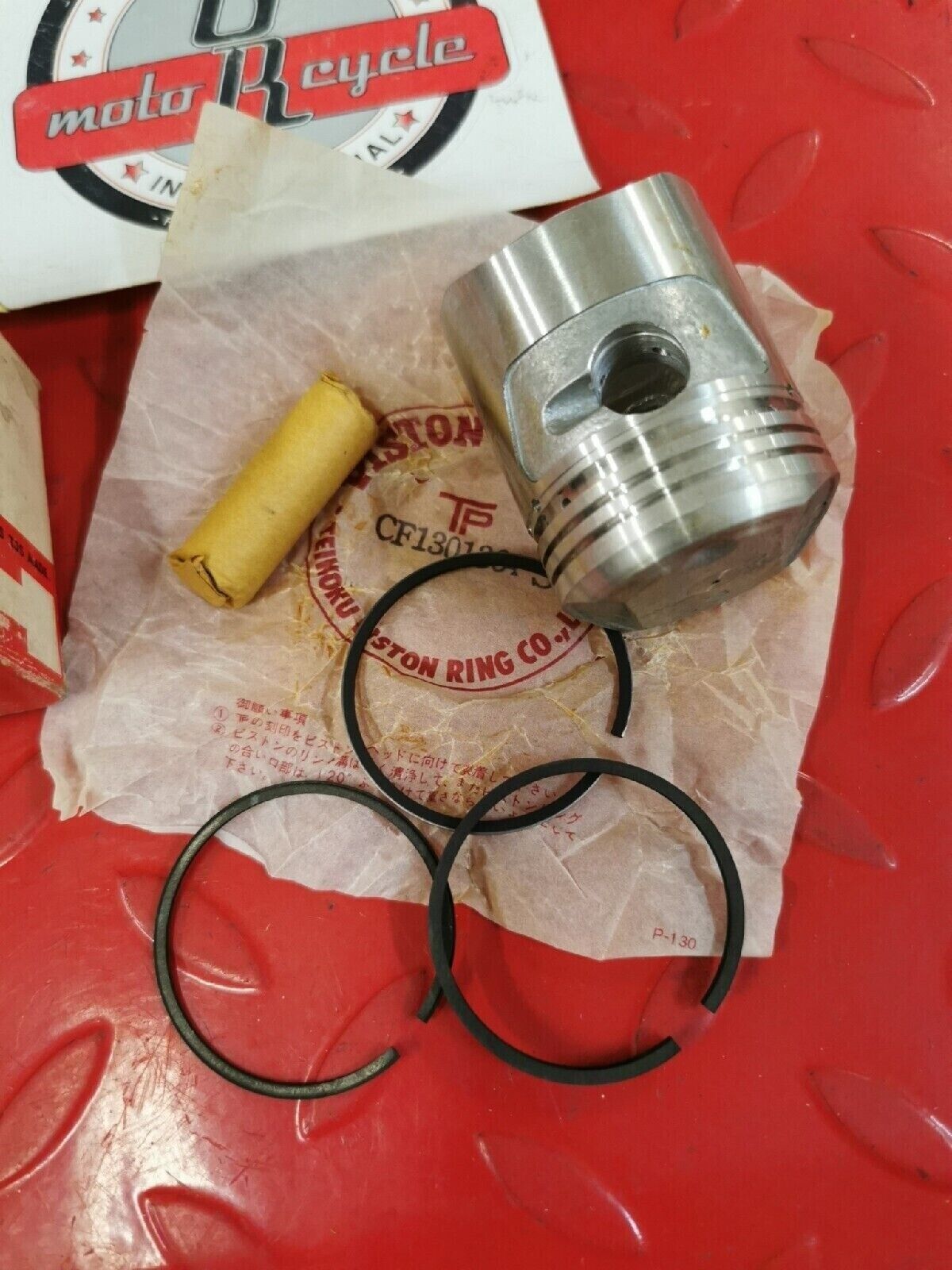 NOS HONDA S65  PISTON OS 0.50 KIT  MISSING CIRCLIP  13103-035-010 H40