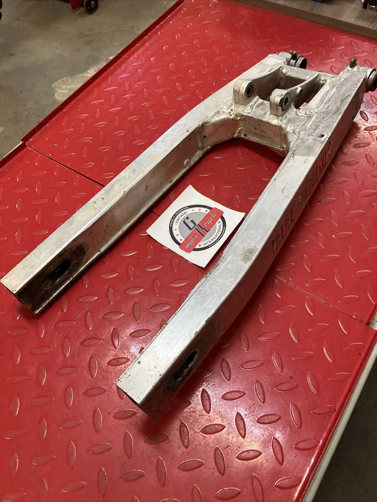Honda CR250R 1982 swingarm rear swinging arm 52000-KA4-701 ( 2 Hole slider )