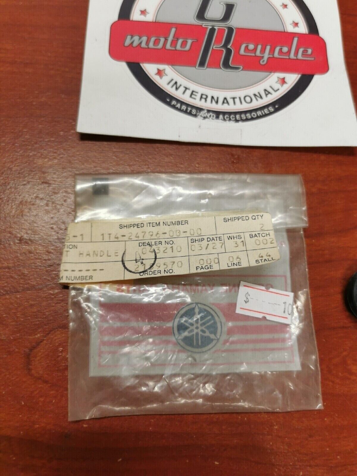 NOS Yamaha SEAT HANDLE COVER 1T4-24796-00-00 Y69