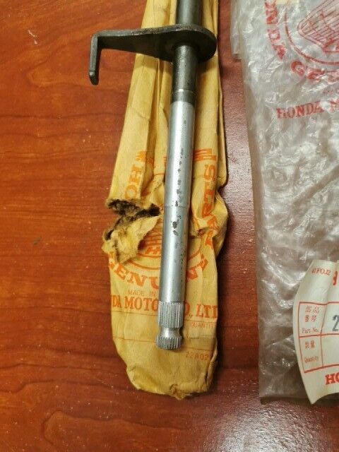NOS Honda C100 C105 T CA100 CA105T GEARSHIFT SPINDLE 24610-001-080 H80