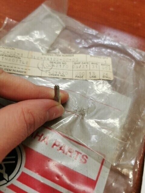 NOS Yamaha THROTTLE SCREW NO SPRING 3L6-14122-00-00 SUB 36R-14103-00-00 Y144