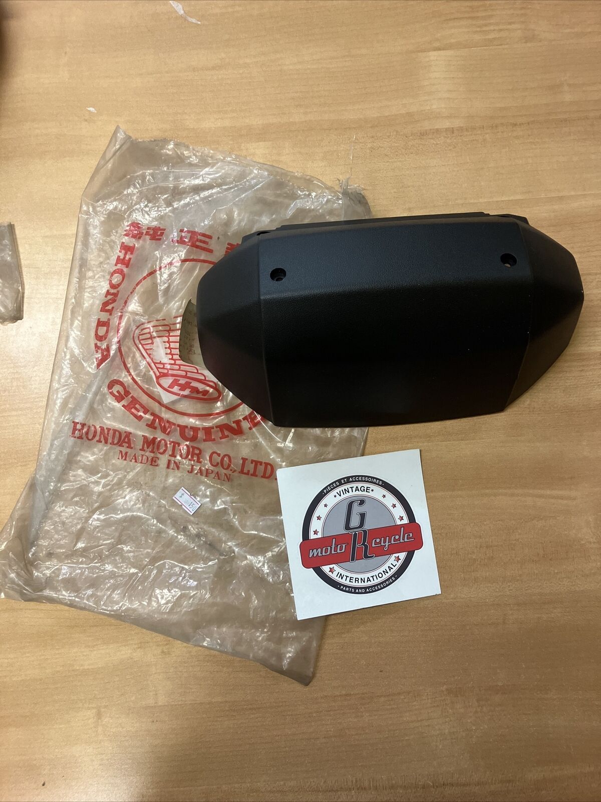 NOS HONDA GL1100 1983 COVER  RR  37617-MB9-951   H18