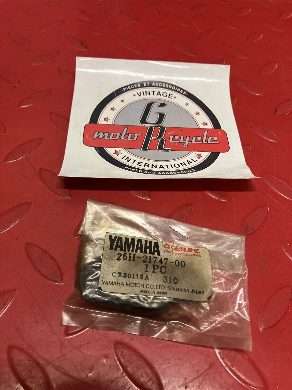 NOS YAMAHA RUBBER DAMPER 26H-21747-00-00 Y65