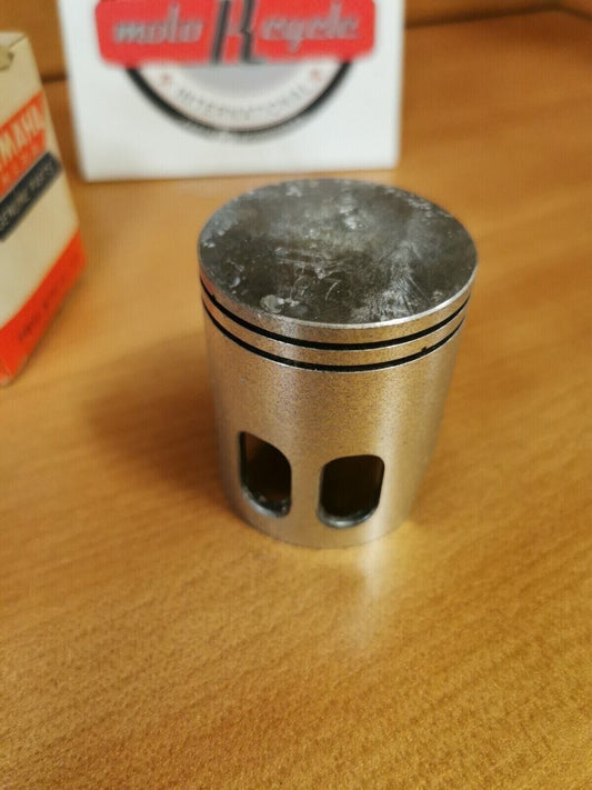 NOS YAMAHA YZ80 1974 - 1976  PISTON STD  492-11631-00-97  Y46