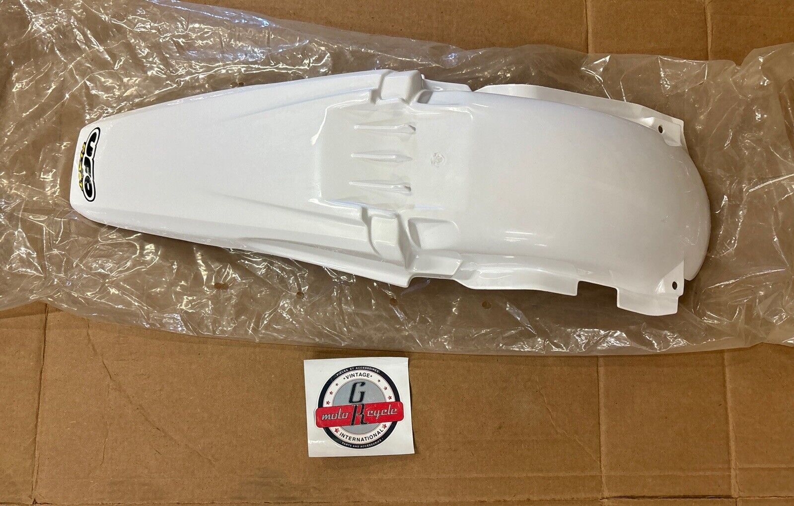 NOS UFO PLAST 1996 - 2001 YZ125 YZ250 REAR FENDER WHITE YA02897-046