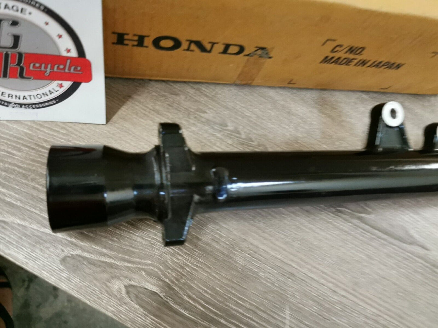 NOS HONDA VF500F INTERCEPTOR 1985 FORK LEG RIGHT BOTTOM  51421-MF2-013 H43