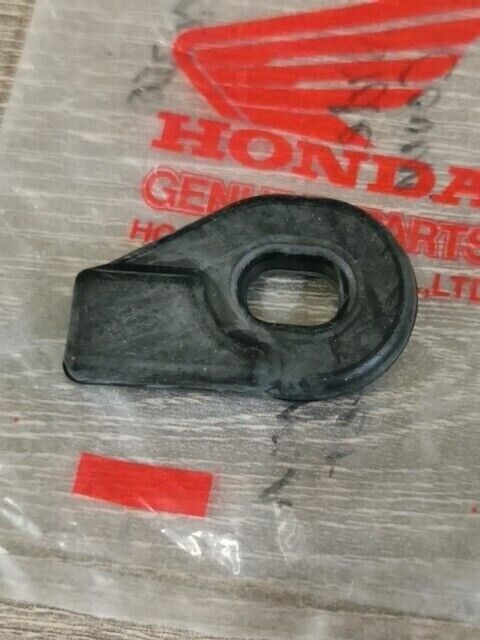 NOS HONDA ATV TRX350 TRX350D 1986 - 1991 GROMMET R SIDE COVER 83615-HA7-670 H102