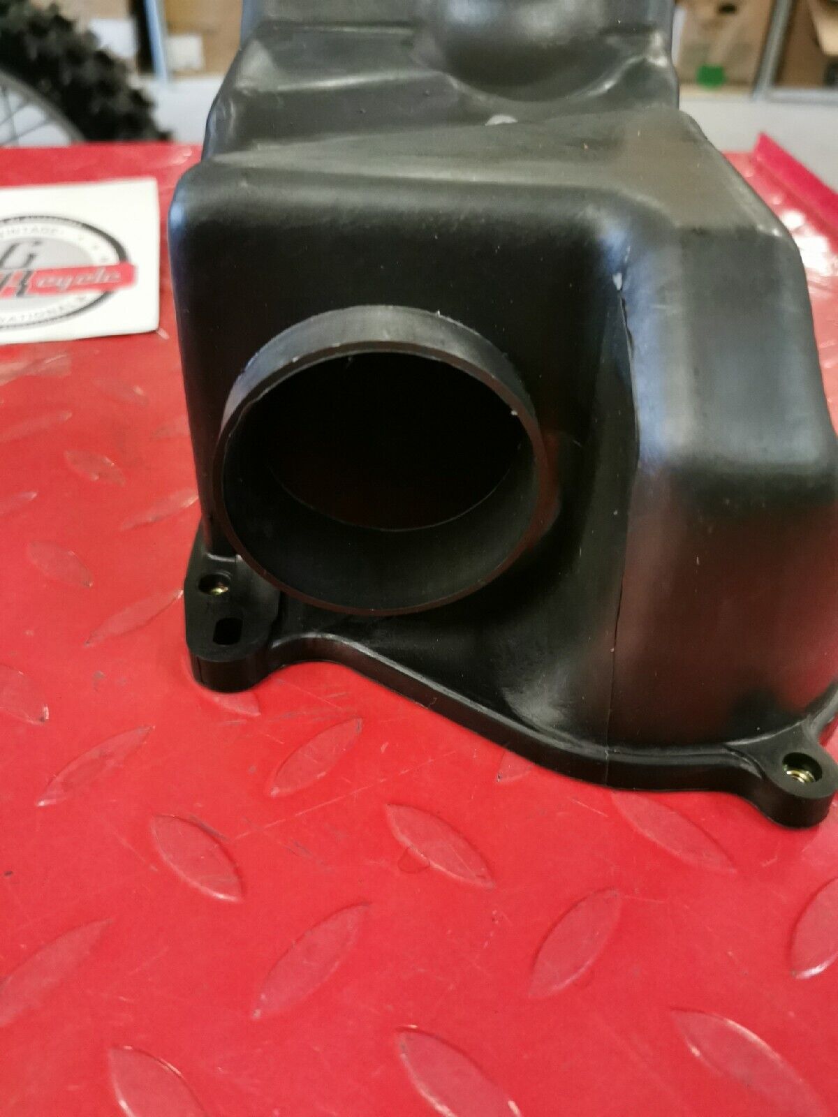 NOS YAMAHA YFM350   CASE AIR CLEANER  Superseded by 1UY-14411-02-00  Y53