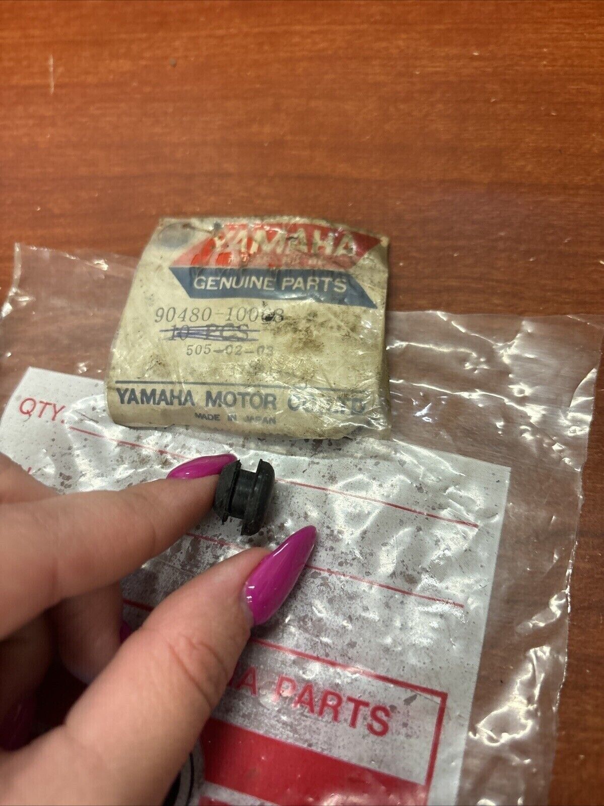 NOS Yamaha GROMMET 90480-10068-00 Y185