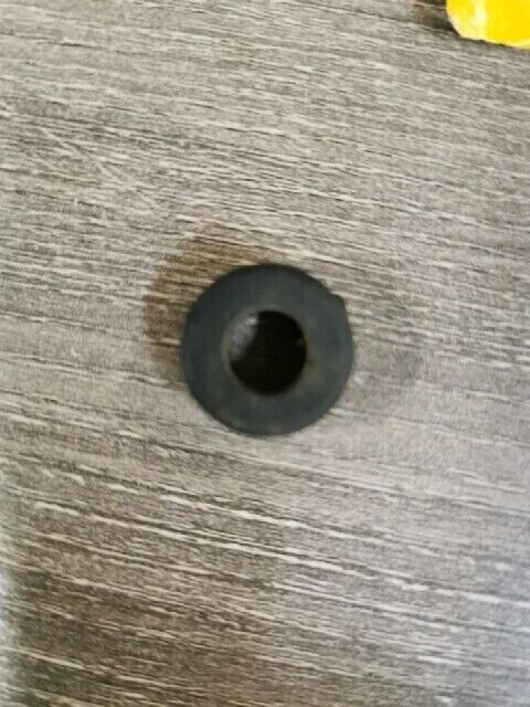 NOS Yamaha XVZ1300TFR XVZ13TFP XVZ1300TFS XVZ13TFLC GROMMET 256-21541-00-00 Y139