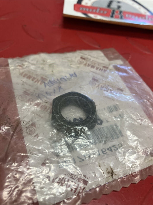 NOS YAMAHA NUT 90170-16425-00 Y61