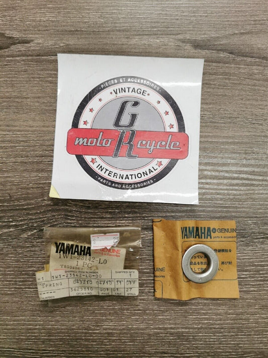 NOS YAMAHA GUIDE FORK SPRING, SEAT SPRING UPPER 1W1-23142-L0-00 Y55