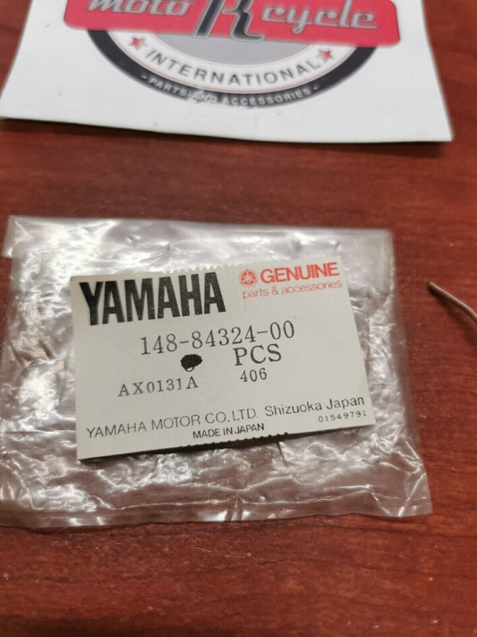 NOS Yamaha REFLECTOR SPRING 148-84324-00-00 Y68
