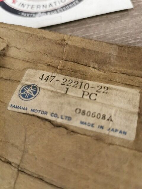 NOS YAMAHA TX650 1974 - 1976 XS650 1975 REAR CUSHION ASSY 447-22210-22-00 Y190
