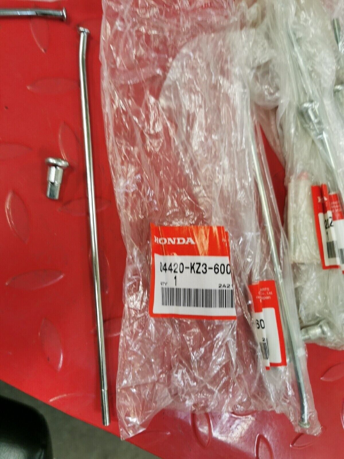 NOS HONDA  CR125R CR250R  SPOKE SET QTY 32    04421-KZ3-600   04420-KZ3-600  H40