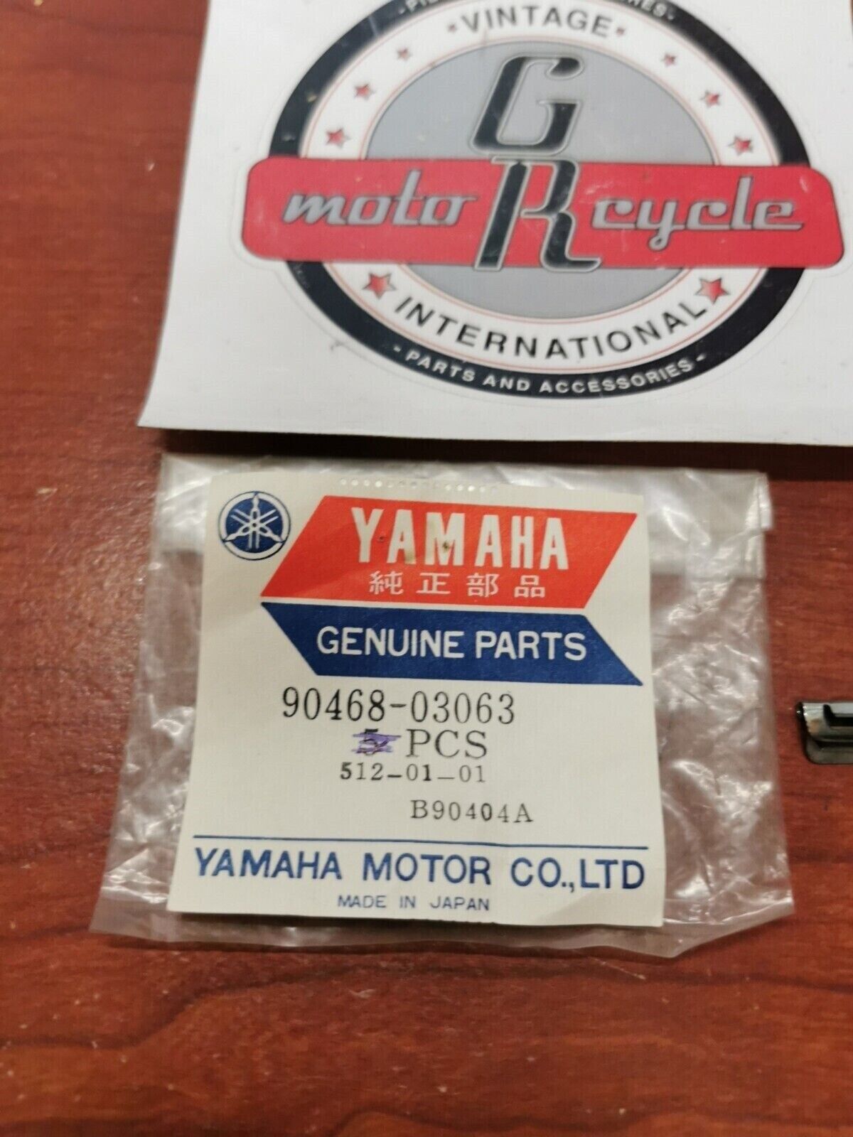 NOS YAMAHA SR500 XJ1100 XS1100 XS850 FUEL TANK CLIP 90468-03063-00 Y72