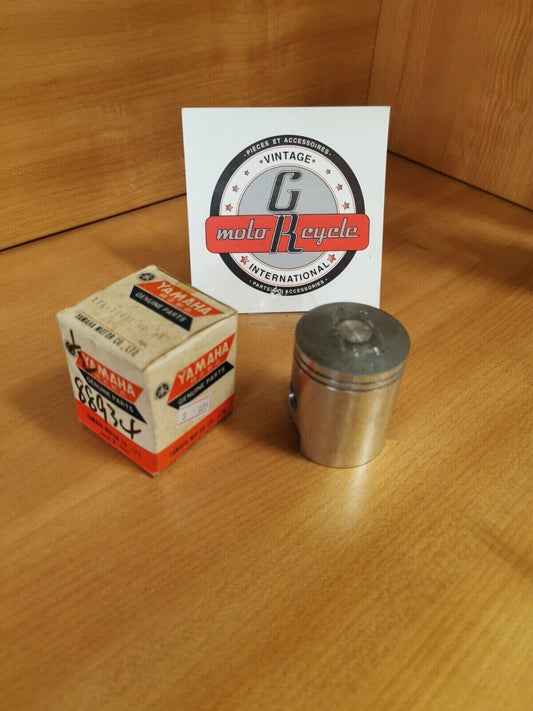NOS YAMAHA YCS1 CS1 CS2 1968     PISTON  STD  174-11631-00-96  Y47