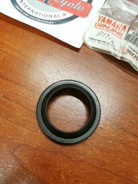 NOS Yamaha YX600 FZ600 XJ750 XJ650 XV750 FJ600 DUST SEAL 33M-23144-00-00 Y102