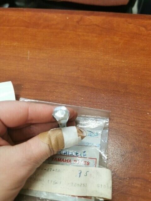 NOS Yamaha ROUND BOLT 90106-08027-00 Y162