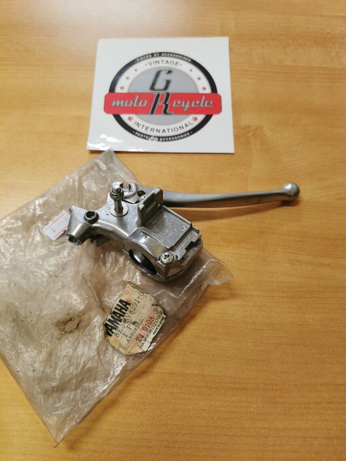 NOS YAMAHA  BRAVO  BR250 1993   LEFT LEVER HOLDER 8E3-W8291-01-00 Y44