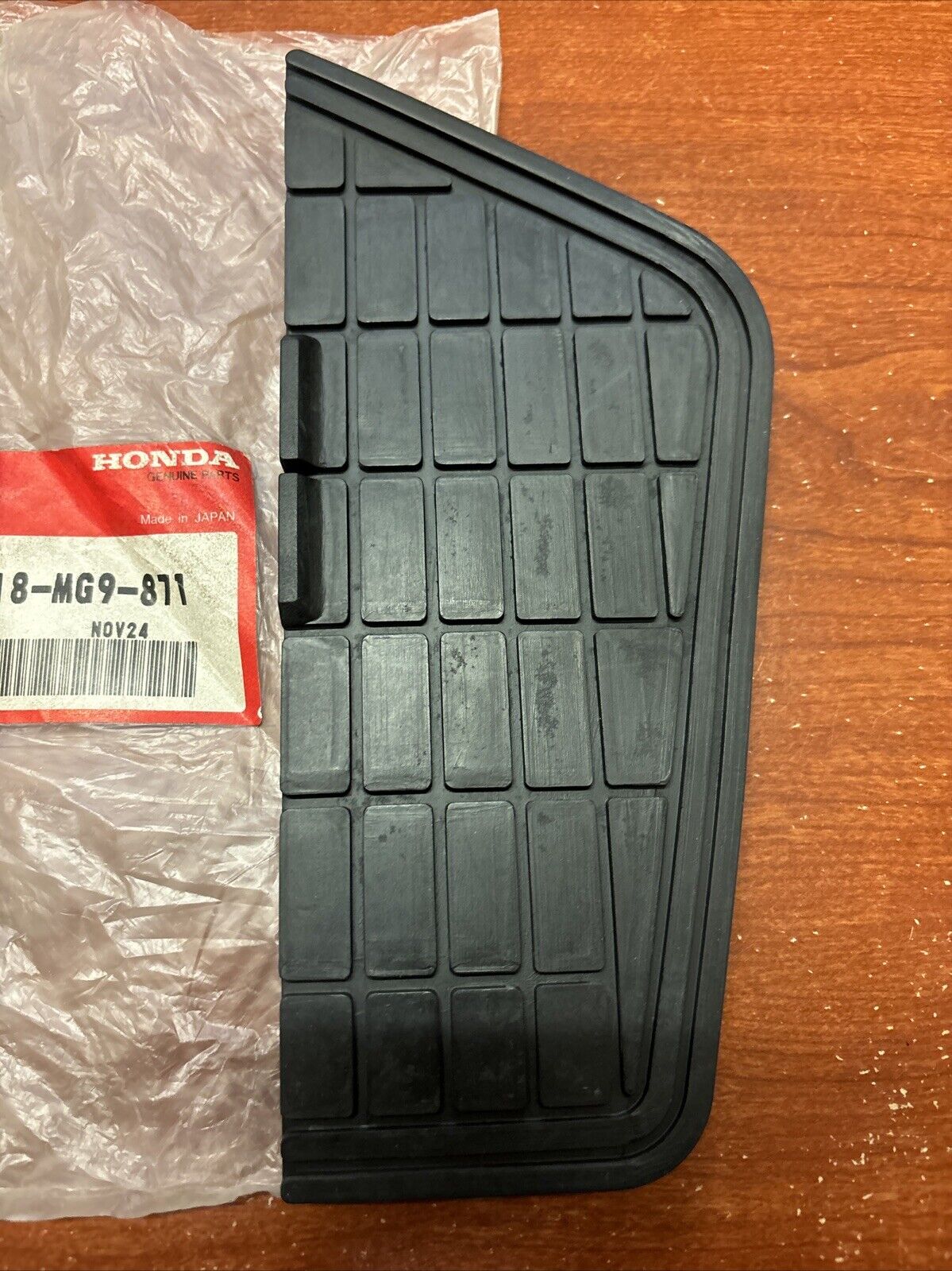 NOS Honda GL1200 A L SEI RIGHT PILLION STEP RUBBER 50718-MG9-871 H168