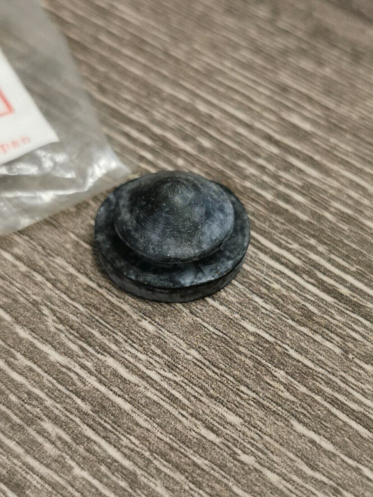 NOS HONDA NRX1800 VT1300CS VT1300CT VFR1200F SEAT SIDE RUBBER 77212-965-000 H50