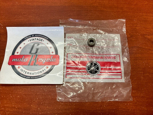 NOS Yamaha 1972 GP433 BUSH 810-47723-10-00 SUB 90380-08005-00 Y185
