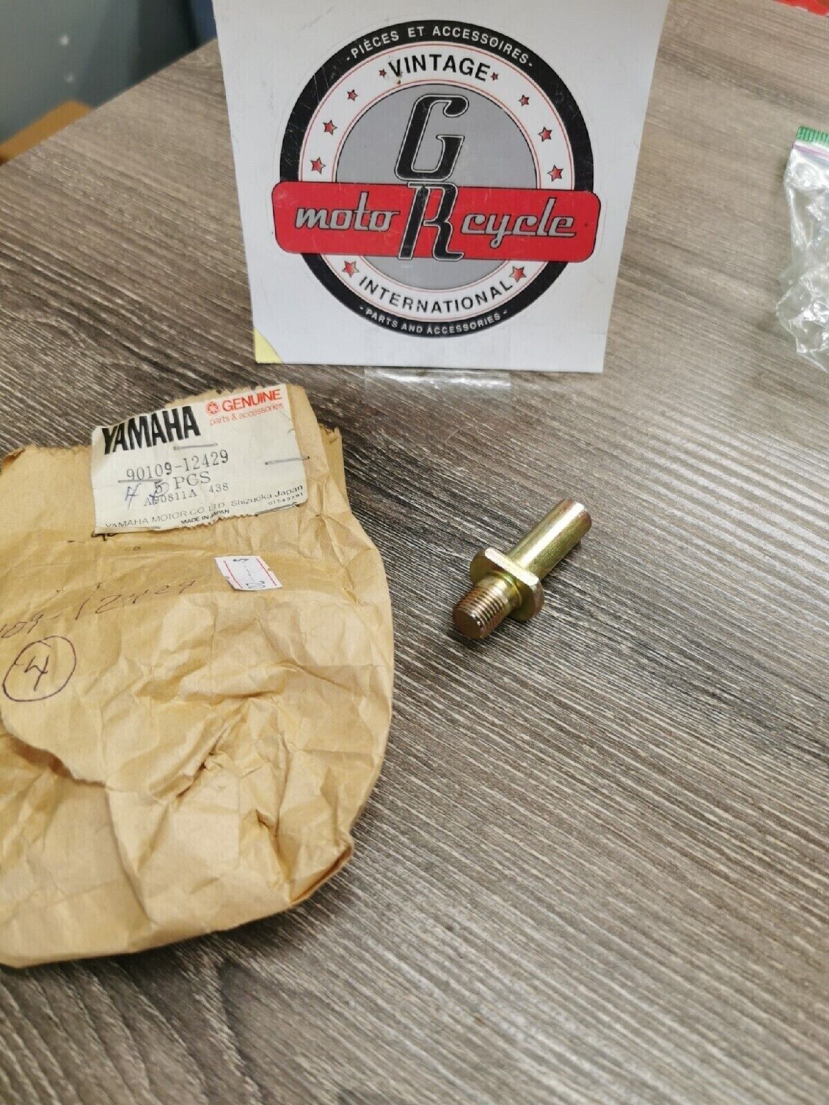 NOS YAMAHA RD400  XS360 1976 - 1978  BOLT  90109-12429-00  Y53