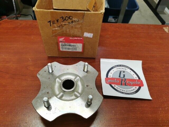 NOS Honda TRX300 TRX300FW REAR WHEEL HUB 42410-HM5-930 H104