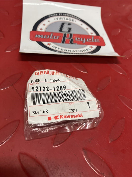 NOS KAWASAKI ROLLER 92122-1209 K15