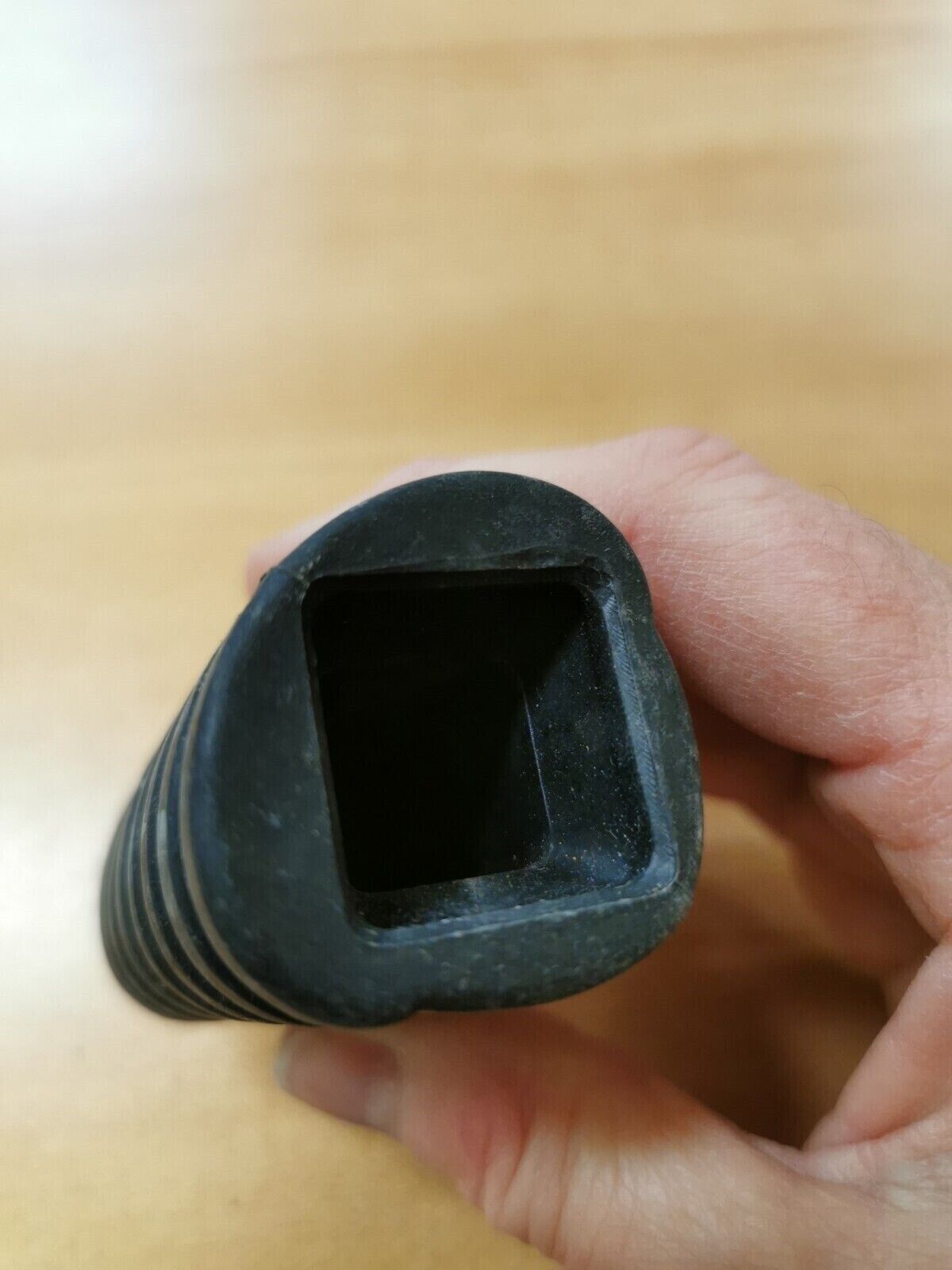 NOS YAMAHA FOOTREST COVER 214-27413-00-00 Y38