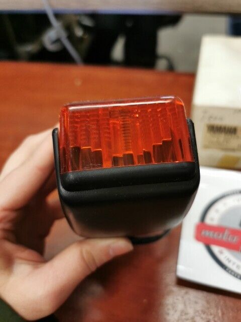NOS Yamaha FJ1100 FJ600 XJ750R XZ550R FRONT FLASHER LIGHT 5G2-83310-70-00 Y115