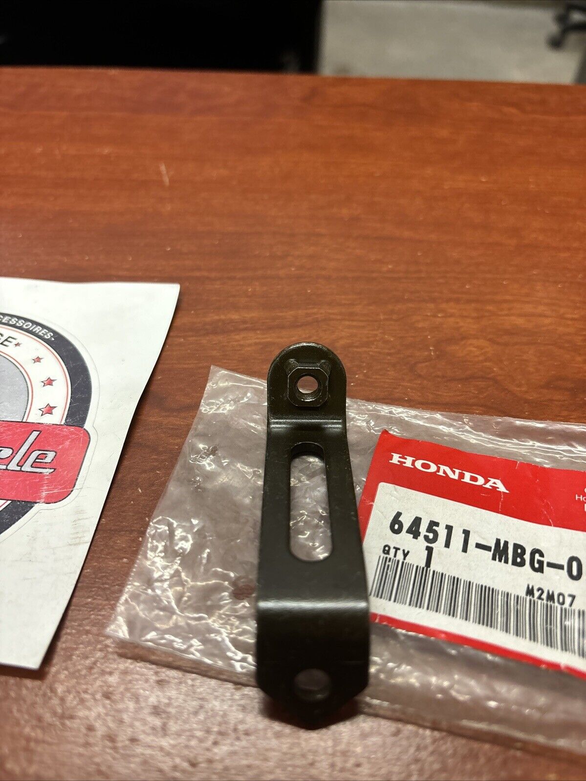 NOS Honda VFR800FI VFR800FL FRONT SIDE COWL STAY (RR) 64511-MBG-000 H172