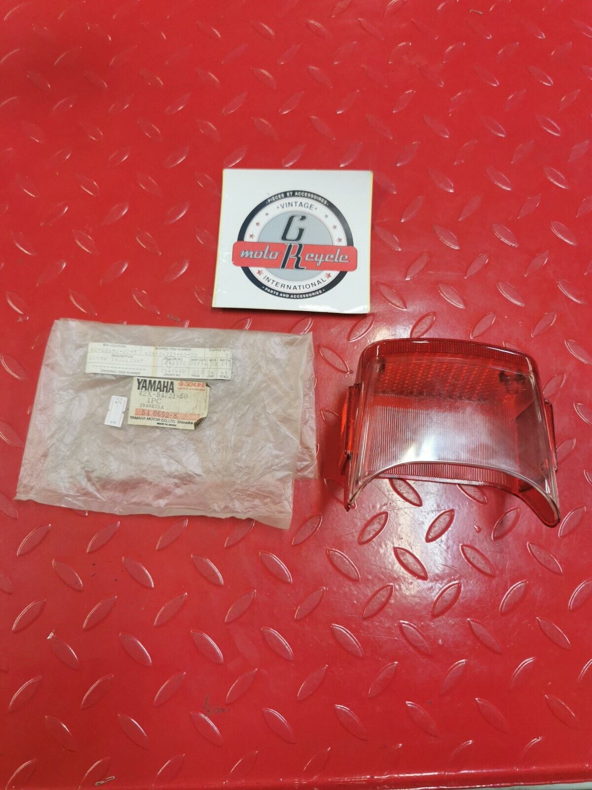 NOS YAMAHA V-MAX1200 1985 1986 1989 BASE LENS TAILLIGHT 42X-84721-60-00 Y29