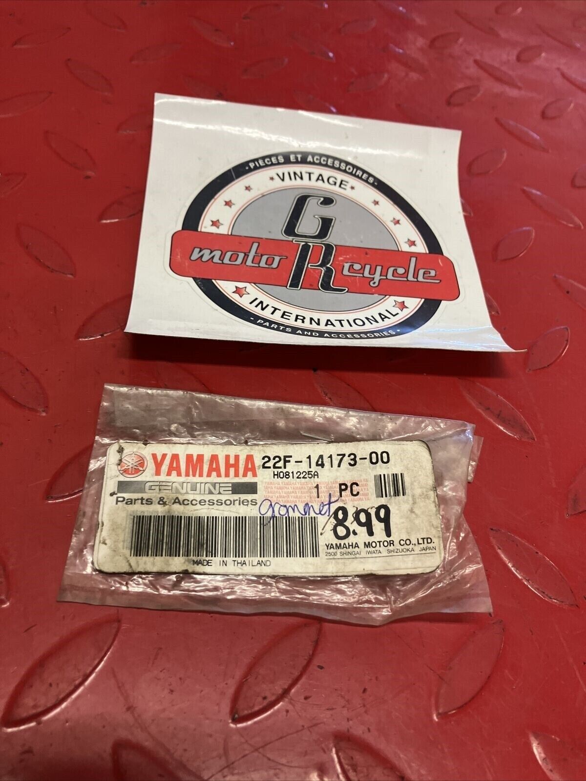 NOS YAMAHA CARBURETOR PLUNGER CAP COVER 22F-14173-00-00 Y61