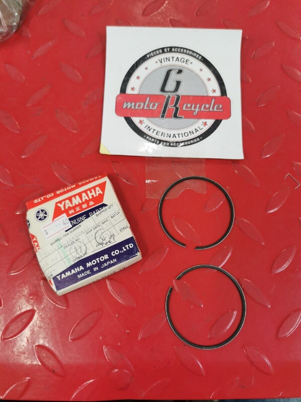 NOS YAMAHA IT125 1981 PISTON RING SET  1ST O/S 3R9-11610-10  Y54