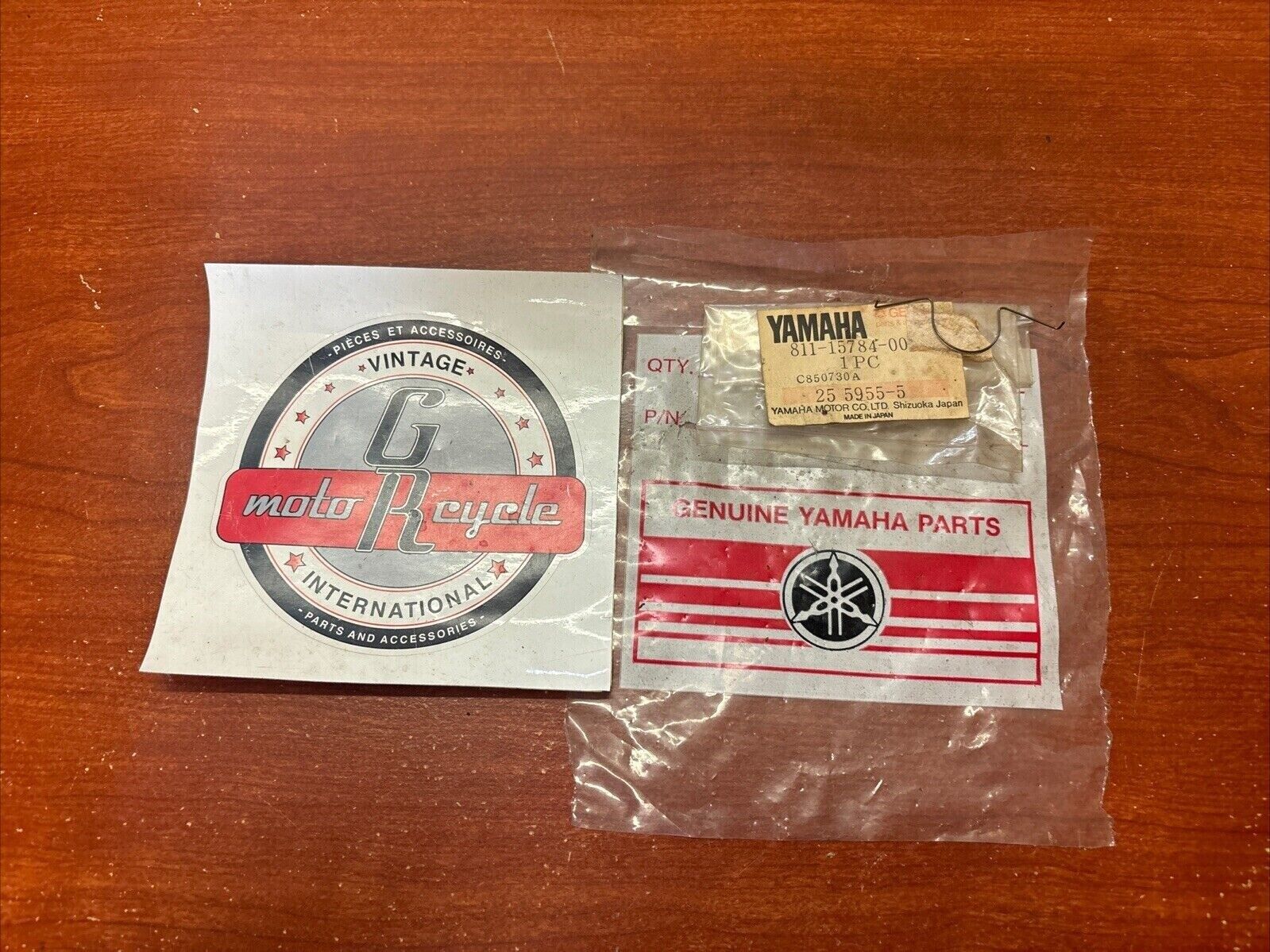 NOS Yamaha RETURN SPRING 811-15784-00-00 Y177