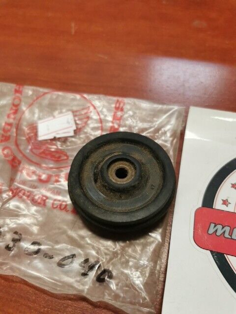 NOS Honda CB125 CD125K CL125 SS125A CAM CHAIN GUIDE ROLLER 14610-230-040 H93