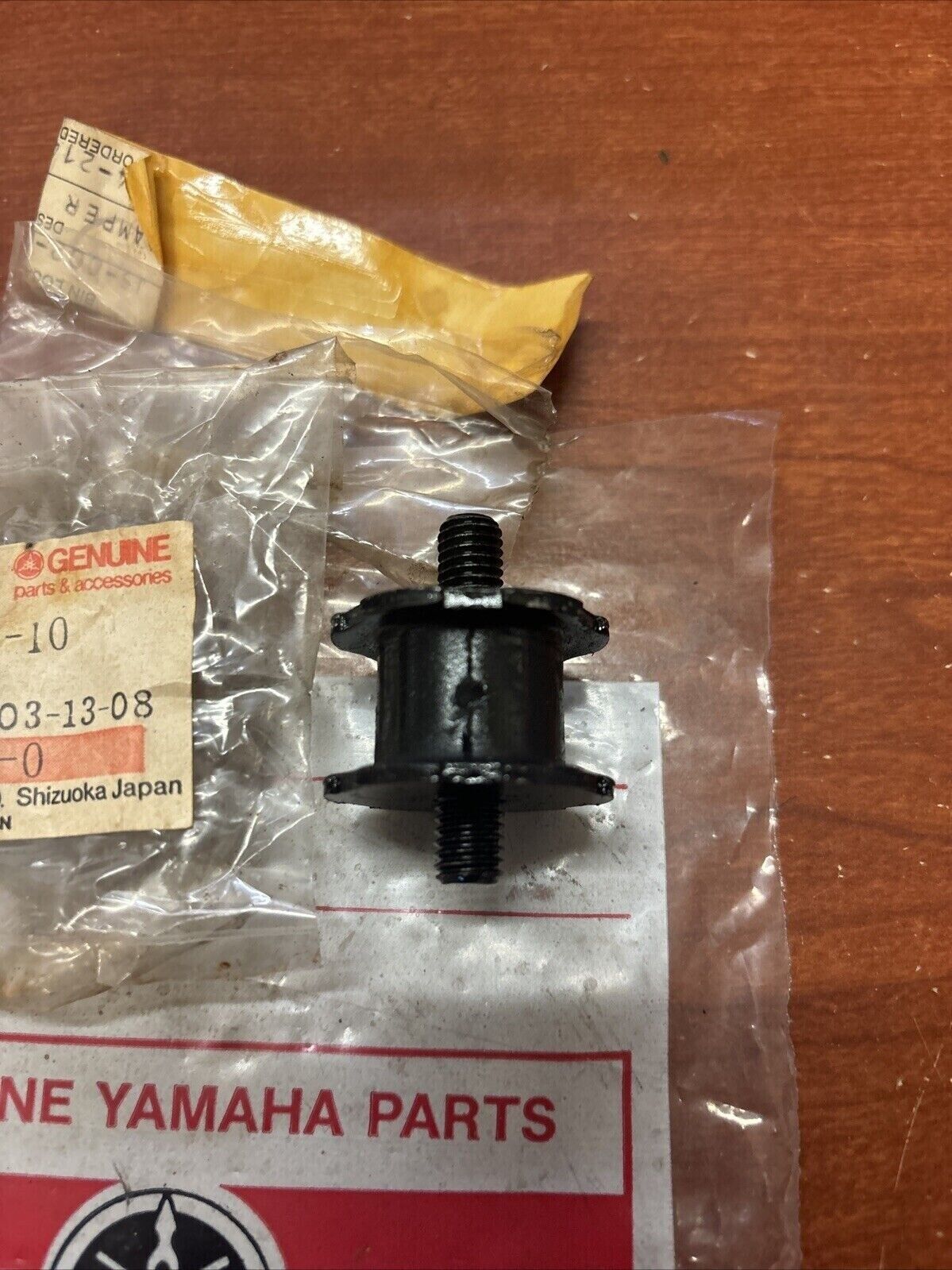 NOS Yamaha DAMPER 2 8R4-21486-10-00 Y177