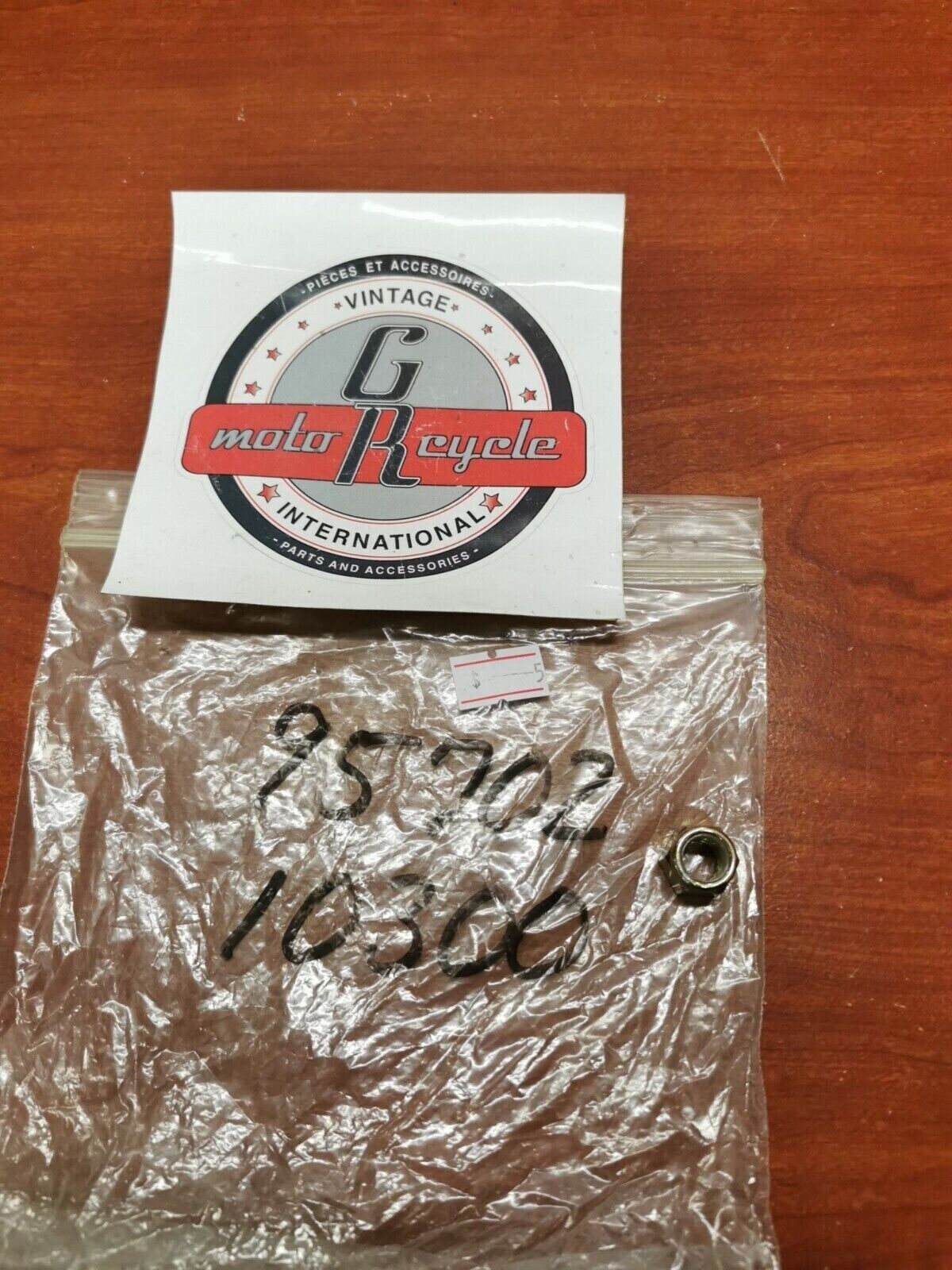 NOS Yamaha NYLON NUT 95702-10300-00 SUB. 95707-10300-00 Y96