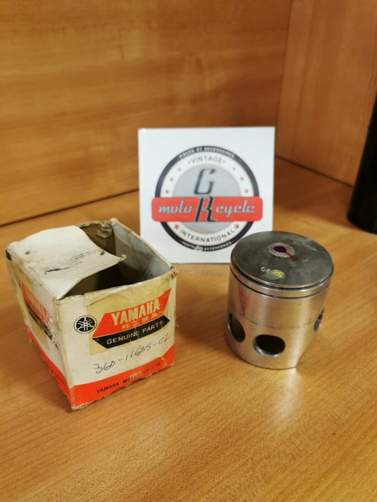 NOS YAMAHA RD350 1973 - 1975 PISTON O/S 0.25MM 360-11635-02-00  Y47