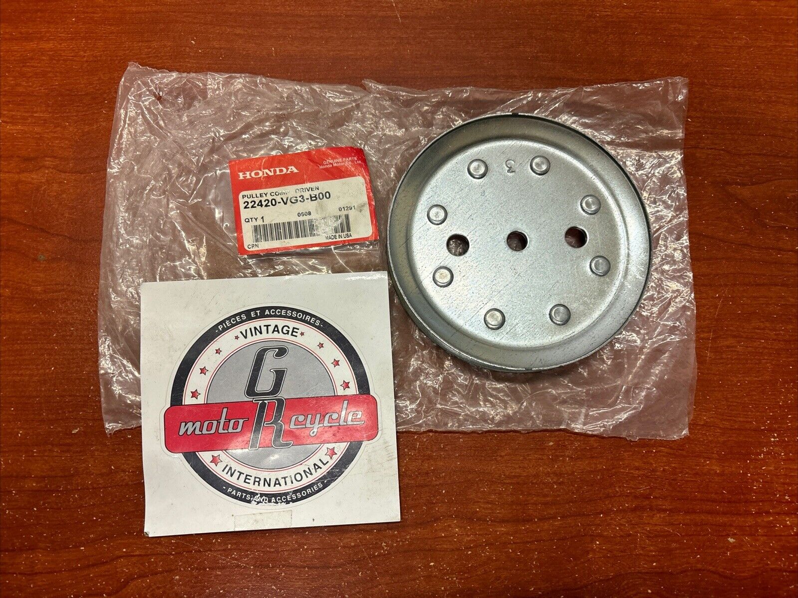 NOS Honda HRR216 HRT216 HRS216 DRIVEN PULLEY 22420-VG3-B00 H176
