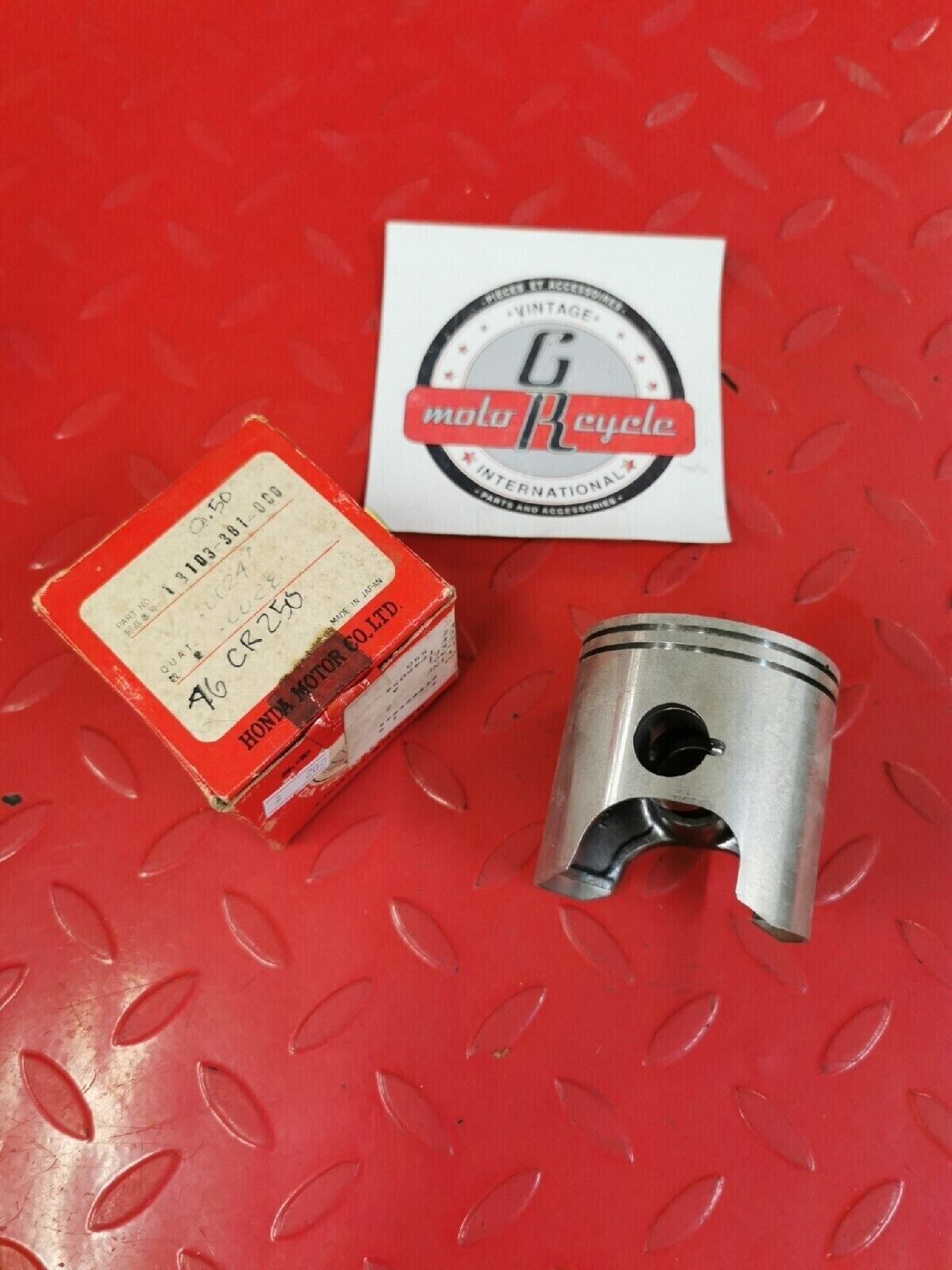 NOS HONDA CR250 1976  PISTON  0.50 13103-381-000  H40