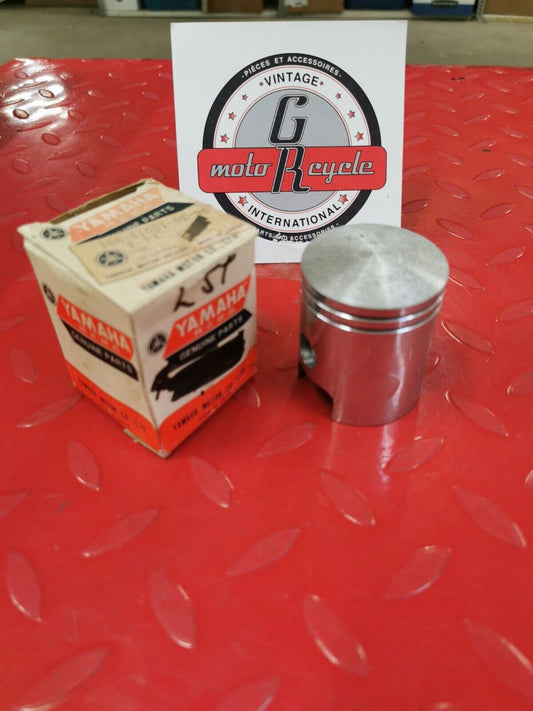 NOS YAMAHA  L5T 1970  PISTON STD   166-11631-01-96 Y50