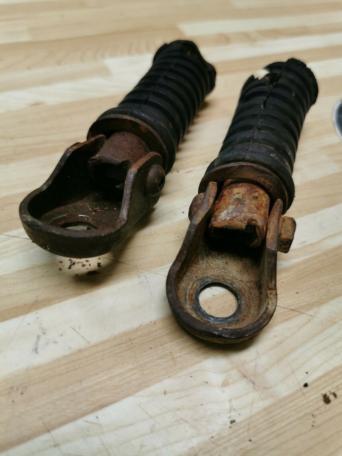 Yamaha DT200 1985 footpeg footrest foot peg rest step rear swingarm passenger