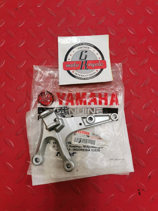 NOS YAMAHA YZFR3 MT03 RIGHT FRONT FOOTREST PEDAL BRACKET 1WD-F7443-00-00 Y41